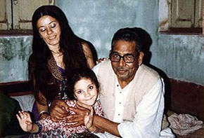Ustad Mushtaq Ali Khan enjoying an affectionate moment with my wife and daughter. Ustad Mushtaq Ali Khan enjoying an affectionate moment with my wife and daughter.